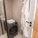 Jacuzzi & Sauna Skyview Apartment