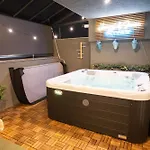 Jacuzzi & Sauna Skyview Apartment *