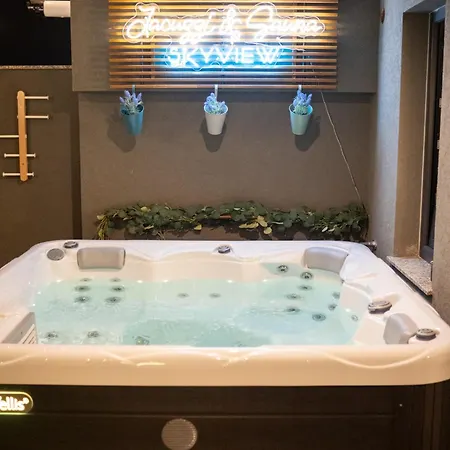 아파트 Jacuzzi & Sauna Skyview *